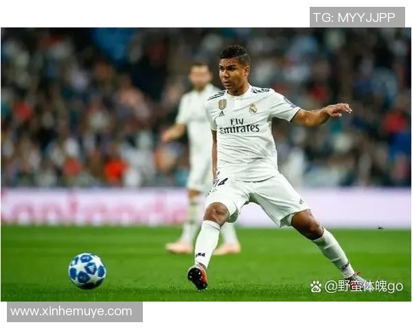 巴西足球明星中场帅气风采与球场魅力的完美结合